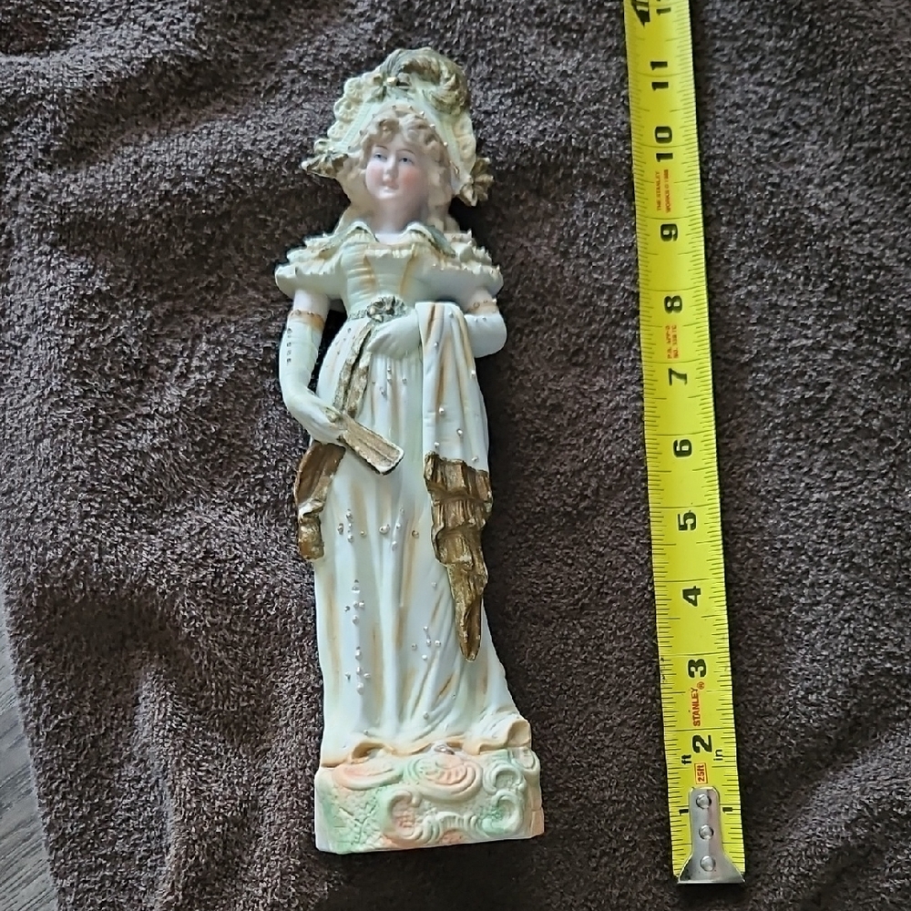 Vintage Mario Collection Victorian Lady Figurine in Cream and Gold By Artmark - Picture 6 of 8